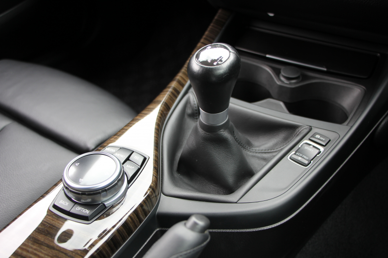 BMW 2シリーズ M235i ｸｰﾍﾟ6速MT 直6ﾀｰﾎﾞ326馬力 真珠色 ｱﾀﾞﾌﾟﾃｨﾌﾞMｻｽ ﾋｰﾀｰ黒革 ﾌﾙｾｸﾞTV ﾊｰﾏﾝｶｰﾄﾞﾝ 衝突軽減ﾌﾞﾚｰｷ 車線逸脱警告 歩行者警告 ﾌﾞﾚｰｷ付ｸﾙｺﾝ HDDﾅﾋﾞBｶﾒﾗ ｽﾏｰﾄｷｰ BT接続 18AW 専用ｴｱﾛ 専用ﾌﾞﾚｰｷ ｳｯﾄﾞﾊﾟﾈﾙ 2年保証