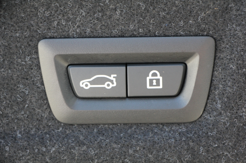 BMW 3シリーズ 320i ﾋﾟｭｱｴﾚｶﾞﾝｽ 首都圏100台限定車 ﾋｰﾀｰ付ﾓｶﾚｻﾞｰ ﾌﾟﾗｽP ｺﾝﾌｫｰﾄP ｽﾃｱﾘﾝｸﾞｻﾎﾟｰﾄ 追従ACC BMWﾗｲﾌﾞｺｯｸﾋﾟｯﾄﾞ第7世代ﾀｯﾁﾊﾟﾈﾙ対応ﾅﾋﾞ360度ｶﾒﾗ 置くだけ充電 LEDﾍｯﾄﾞﾗｲﾄ 電動ﾄﾗﾝｸ 2年保証