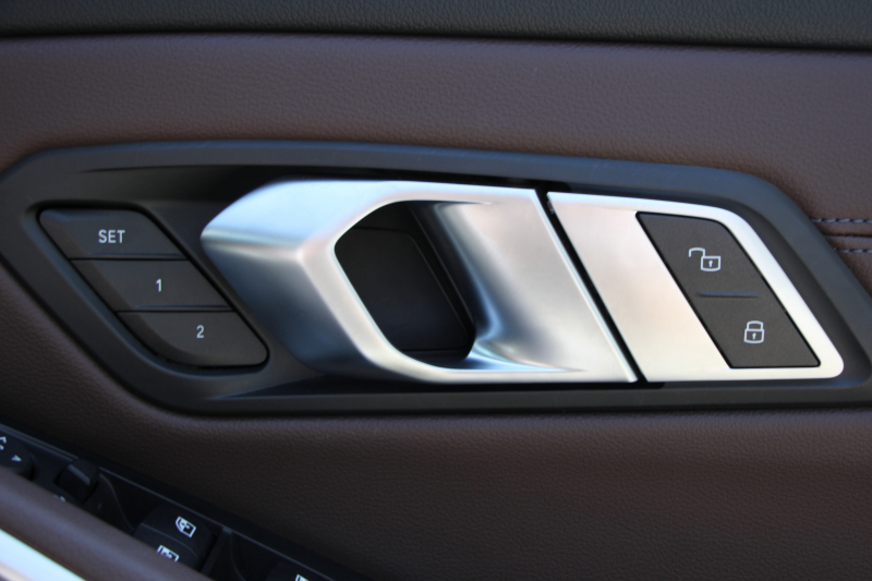 BMW 3シリーズ 320i ﾋﾟｭｱｴﾚｶﾞﾝｽ 首都圏100台限定車 ﾋｰﾀｰ付ﾓｶﾚｻﾞｰ ﾌﾟﾗｽP ｺﾝﾌｫｰﾄP ｽﾃｱﾘﾝｸﾞｻﾎﾟｰﾄ 追従ACC BMWﾗｲﾌﾞｺｯｸﾋﾟｯﾄﾞ第7世代ﾀｯﾁﾊﾟﾈﾙ対応ﾅﾋﾞ360度ｶﾒﾗ 置くだけ充電 LEDﾍｯﾄﾞﾗｲﾄ 電動ﾄﾗﾝｸ 2年保証