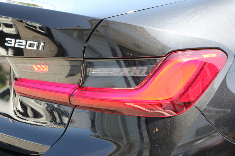 BMW 3シリーズ 320i ﾋﾟｭｱｴﾚｶﾞﾝｽ 首都圏100台限定車 ﾋｰﾀｰ付ﾓｶﾚｻﾞｰ ﾌﾟﾗｽP ｺﾝﾌｫｰﾄP ｽﾃｱﾘﾝｸﾞｻﾎﾟｰﾄ 追従ACC BMWﾗｲﾌﾞｺｯｸﾋﾟｯﾄﾞ第7世代ﾀｯﾁﾊﾟﾈﾙ対応ﾅﾋﾞ360度ｶﾒﾗ 置くだけ充電 LEDﾍｯﾄﾞﾗｲﾄ 電動ﾄﾗﾝｸ 2年保証