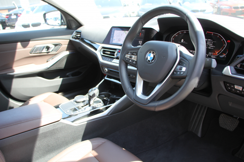 BMW 3シリーズ 320i ﾋﾟｭｱｴﾚｶﾞﾝｽ 首都圏100台限定車 ﾋｰﾀｰ付ﾓｶﾚｻﾞｰ ﾌﾟﾗｽP ｺﾝﾌｫｰﾄP ｽﾃｱﾘﾝｸﾞｻﾎﾟｰﾄ 追従ACC BMWﾗｲﾌﾞｺｯｸﾋﾟｯﾄﾞ第7世代ﾀｯﾁﾊﾟﾈﾙ対応ﾅﾋﾞ360度ｶﾒﾗ 置くだけ充電 LEDﾍｯﾄﾞﾗｲﾄ 電動ﾄﾗﾝｸ 2年保証