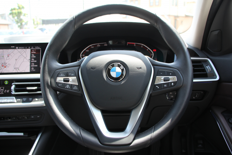 BMW 3シリーズ 320i ﾋﾟｭｱｴﾚｶﾞﾝｽ 首都圏100台限定車 ﾋｰﾀｰ付ﾓｶﾚｻﾞｰ ﾌﾟﾗｽP ｺﾝﾌｫｰﾄP ｽﾃｱﾘﾝｸﾞｻﾎﾟｰﾄ 追従ACC BMWﾗｲﾌﾞｺｯｸﾋﾟｯﾄﾞ第7世代ﾀｯﾁﾊﾟﾈﾙ対応ﾅﾋﾞ360度ｶﾒﾗ 置くだけ充電 LEDﾍｯﾄﾞﾗｲﾄ 電動ﾄﾗﾝｸ 2年保証