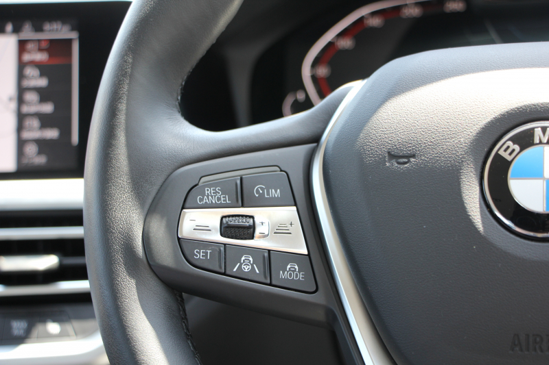 BMW 3シリーズ 320i ﾋﾟｭｱｴﾚｶﾞﾝｽ 首都圏100台限定車 ﾋｰﾀｰ付ﾓｶﾚｻﾞｰ ﾌﾟﾗｽP ｺﾝﾌｫｰﾄP ｽﾃｱﾘﾝｸﾞｻﾎﾟｰﾄ 追従ACC BMWﾗｲﾌﾞｺｯｸﾋﾟｯﾄﾞ第7世代ﾀｯﾁﾊﾟﾈﾙ対応ﾅﾋﾞ360度ｶﾒﾗ 置くだけ充電 LEDﾍｯﾄﾞﾗｲﾄ 電動ﾄﾗﾝｸ 2年保証