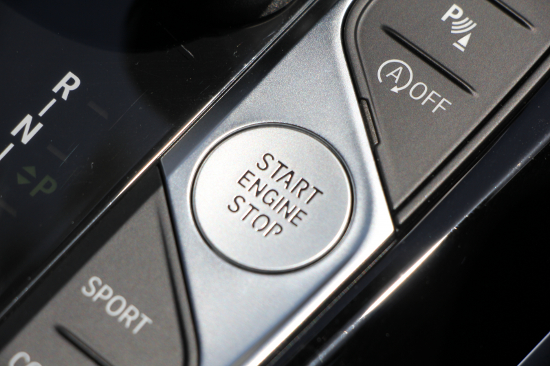 BMW 3シリーズ 320i ﾋﾟｭｱｴﾚｶﾞﾝｽ 首都圏100台限定車 ﾋｰﾀｰ付ﾓｶﾚｻﾞｰ ﾌﾟﾗｽP ｺﾝﾌｫｰﾄP ｽﾃｱﾘﾝｸﾞｻﾎﾟｰﾄ 追従ACC BMWﾗｲﾌﾞｺｯｸﾋﾟｯﾄﾞ第7世代ﾀｯﾁﾊﾟﾈﾙ対応ﾅﾋﾞ360度ｶﾒﾗ 置くだけ充電 LEDﾍｯﾄﾞﾗｲﾄ 電動ﾄﾗﾝｸ 2年保証