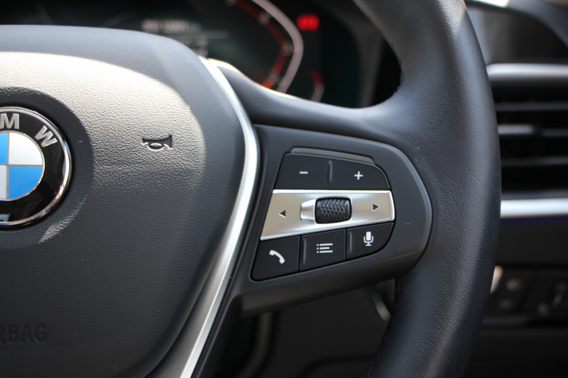 BMW 3シリーズ 320i ﾋﾟｭｱｴﾚｶﾞﾝｽ 首都圏100台限定車 ﾋｰﾀｰ付ﾓｶﾚｻﾞｰ ﾌﾟﾗｽP ｺﾝﾌｫｰﾄP ｽﾃｱﾘﾝｸﾞｻﾎﾟｰﾄ 追従ACC BMWﾗｲﾌﾞｺｯｸﾋﾟｯﾄﾞ第7世代ﾀｯﾁﾊﾟﾈﾙ対応ﾅﾋﾞ360度ｶﾒﾗ 置くだけ充電 LEDﾍｯﾄﾞﾗｲﾄ 電動ﾄﾗﾝｸ 2年保証