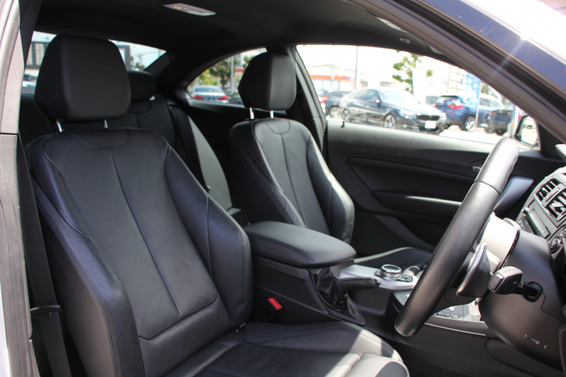 BMW 2シリーズ M235i ｸｰﾍﾟ直6ﾀｰﾎﾞ326馬力 ﾋｰﾀｰ黒革 ｱﾀﾞﾌﾟﾃｨﾌﾞMｻｽ Mｽﾎﾟｰﾂﾌﾞﾚｰｷ Bｶﾒﾗ&ﾘｱPDC 衝突軽減ﾌﾞﾚｰｷ 車線逸脱警告 歩行者警告 ﾌﾞﾚｰｷ付ｸﾙｺﾝ HDDﾅﾋﾞBluetooth接続 ｽﾏｰﾄｷｰ 専用ﾌﾞﾚｰｷ 18AW 2年保証