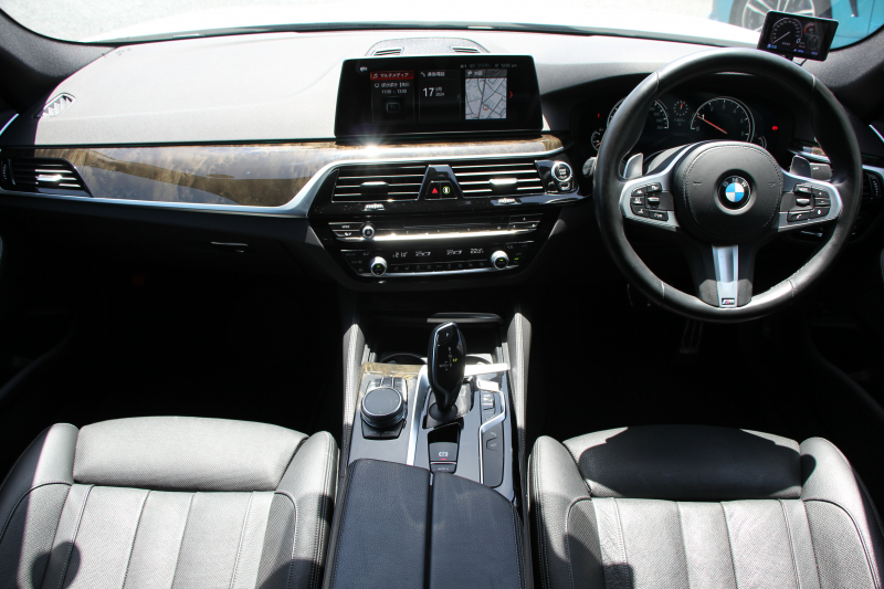 BMW 5シリーズ 530i Mｽﾎﾟｰﾂ ｺﾝﾌｫｰﾄP 高出力 252馬力 全ﾋｰﾀｰ黒革 ﾏｯｻｰｼﾞｱｸﾃｨﾌﾞﾍﾞﾝﾁﾚｰｼｮﾝ ｺﾝﾌｫｰﾄｼｰﾄ 追従ACC ｽﾃｱﾘﾝｸﾞｻﾎﾟｰﾄ LEDﾍｯﾄﾞﾗｲﾄ ｵｰﾄﾊｲﾋﾞｰﾑ ﾀｯﾁ画面ﾅﾋﾞTV 360度ﾊﾟﾉﾗﾏｶﾒﾗ 電動ﾄﾗﾝｸ 前後ｴｱﾛ ﾌﾞﾗｯｸ19AW 2年保証
