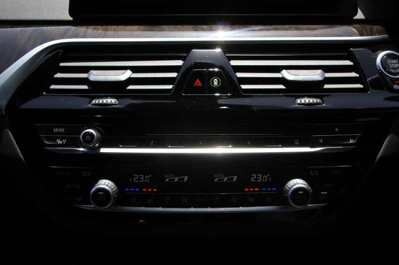 BMW 5シリーズ 530i Mｽﾎﾟｰﾂ ｺﾝﾌｫｰﾄP 高出力 252馬力 全ﾋｰﾀｰ黒革 ﾏｯｻｰｼﾞｱｸﾃｨﾌﾞﾍﾞﾝﾁﾚｰｼｮﾝ ｺﾝﾌｫｰﾄｼｰﾄ 追従ACC ｽﾃｱﾘﾝｸﾞｻﾎﾟｰﾄ LEDﾍｯﾄﾞﾗｲﾄ ｵｰﾄﾊｲﾋﾞｰﾑ ﾀｯﾁ画面ﾅﾋﾞTV 360度ﾊﾟﾉﾗﾏｶﾒﾗ 電動ﾄﾗﾝｸ 前後ｴｱﾛ ﾌﾞﾗｯｸ19AW 2年保証