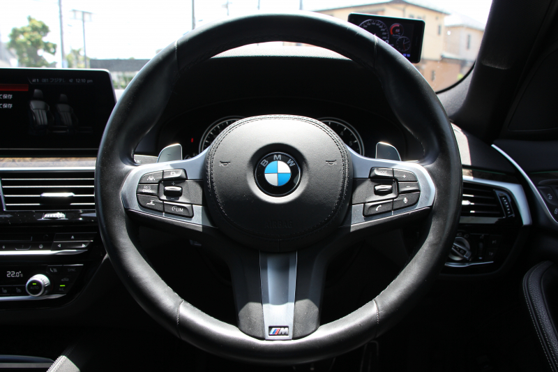 BMW 5シリーズ 530i Mｽﾎﾟｰﾂ ｺﾝﾌｫｰﾄP 高出力 252馬力 全ﾋｰﾀｰ黒革 ﾏｯｻｰｼﾞｱｸﾃｨﾌﾞﾍﾞﾝﾁﾚｰｼｮﾝ ｺﾝﾌｫｰﾄｼｰﾄ 追従ACC ｽﾃｱﾘﾝｸﾞｻﾎﾟｰﾄ LEDﾍｯﾄﾞﾗｲﾄ ｵｰﾄﾊｲﾋﾞｰﾑ ﾀｯﾁ画面ﾅﾋﾞTV 360度ﾊﾟﾉﾗﾏｶﾒﾗ 電動ﾄﾗﾝｸ 前後ｴｱﾛ ﾌﾞﾗｯｸ19AW 2年保証