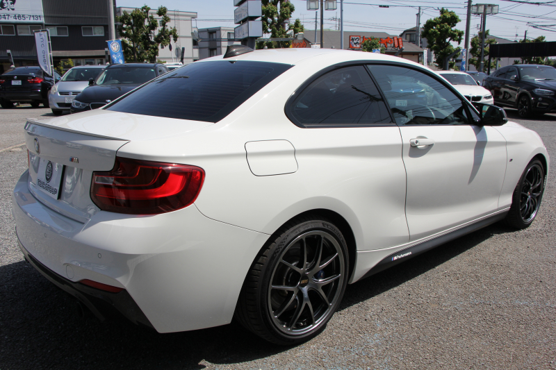 BMW 2シリーズ M235i ｸｰﾍﾟ1ｵｰﾅ 直6ﾀｰﾎﾞ326馬力 ﾋｰﾀｰ黒革 Mﾊﾟﾌｫｰﾏﾝｽﾘｯﾌﾟ&ｲﾝﾃﾘｱ BBS18AW ｱﾀﾞﾌﾟﾃｨﾌﾞMｻｽ Mｽﾎﾟｰﾂﾌﾞﾚｰｷ Bｶﾒﾗ&ﾘｱPDC 衝突軽減ﾌﾞﾚｰｷ 車線逸脱警告 歩行者警告 ﾌﾞﾚｰｷ付ｸﾙｺﾝ HDDﾅﾋﾞBluetooth接続 ｽﾏｰﾄｷｰ 専用ﾌﾞﾚｰｷ 2年保証