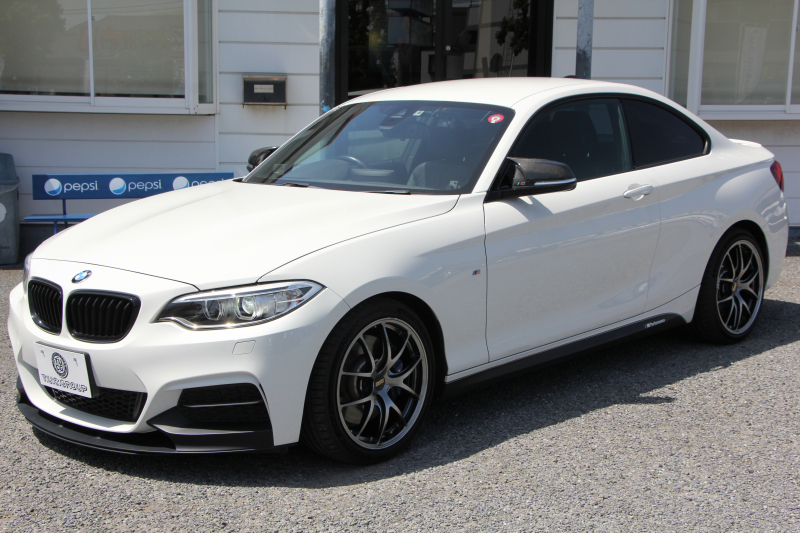 BMW 2シリーズ M235i ｸｰﾍﾟ1ｵｰﾅ 直6ﾀｰﾎﾞ326馬力 ﾋｰﾀｰ黒革 Mﾊﾟﾌｫｰﾏﾝｽﾘｯﾌﾟ&ｲﾝﾃﾘｱ BBS18AW ｱﾀﾞﾌﾟﾃｨﾌﾞMｻｽ Mｽﾎﾟｰﾂﾌﾞﾚｰｷ Bｶﾒﾗ&ﾘｱPDC 衝突軽減ﾌﾞﾚｰｷ 車線逸脱警告 歩行者警告 ﾌﾞﾚｰｷ付ｸﾙｺﾝ HDDﾅﾋﾞBluetooth接続 ｽﾏｰﾄｷｰ 専用ﾌﾞﾚｰｷ 2年保証