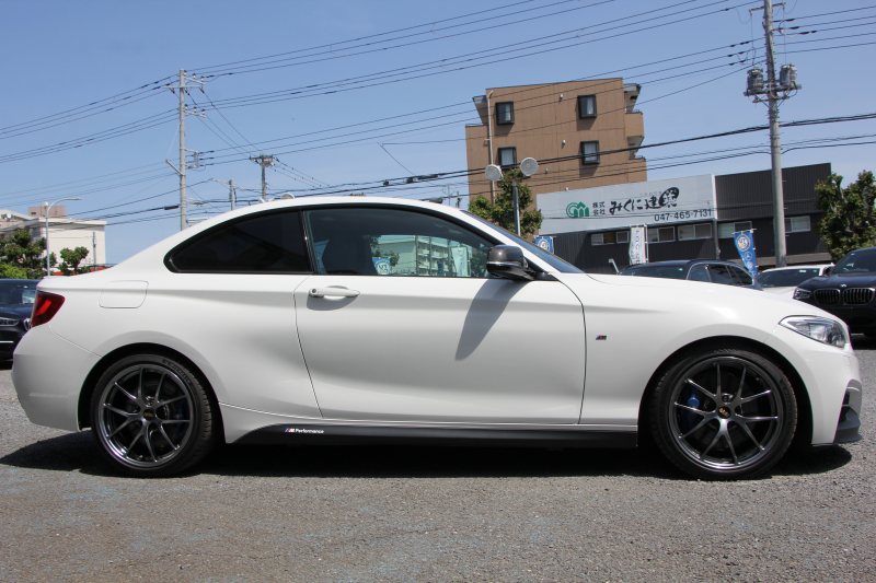 BMW 2シリーズ M235i ｸｰﾍﾟ1ｵｰﾅ 直6ﾀｰﾎﾞ326馬力 ﾋｰﾀｰ黒革 Mﾊﾟﾌｫｰﾏﾝｽﾘｯﾌﾟ&ｲﾝﾃﾘｱ BBS18AW ｱﾀﾞﾌﾟﾃｨﾌﾞMｻｽ Mｽﾎﾟｰﾂﾌﾞﾚｰｷ Bｶﾒﾗ&ﾘｱPDC 衝突軽減ﾌﾞﾚｰｷ 車線逸脱警告 歩行者警告 ﾌﾞﾚｰｷ付ｸﾙｺﾝ HDDﾅﾋﾞBluetooth接続 ｽﾏｰﾄｷｰ 専用ﾌﾞﾚｰｷ 2年保証