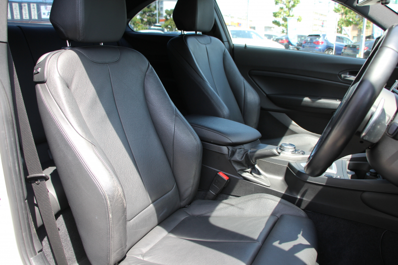 BMW 2シリーズ M235i ｸｰﾍﾟ1ｵｰﾅ 直6ﾀｰﾎﾞ326馬力 ﾋｰﾀｰ黒革 Mﾊﾟﾌｫｰﾏﾝｽﾘｯﾌﾟ&ｲﾝﾃﾘｱ BBS18AW ｱﾀﾞﾌﾟﾃｨﾌﾞMｻｽ Mｽﾎﾟｰﾂﾌﾞﾚｰｷ Bｶﾒﾗ&ﾘｱPDC 衝突軽減ﾌﾞﾚｰｷ 車線逸脱警告 歩行者警告 ﾌﾞﾚｰｷ付ｸﾙｺﾝ HDDﾅﾋﾞBluetooth接続 ｽﾏｰﾄｷｰ 専用ﾌﾞﾚｰｷ 2年保証