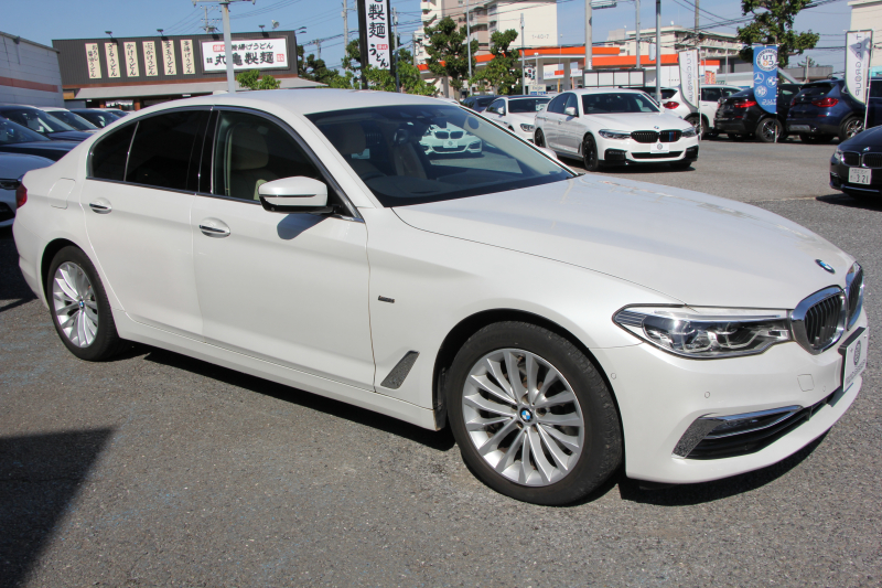 BMW 5シリーズ 530i ﾗｸﾞｼﾞｭｱﾘｰ ﾃﾞﾋﾞｭｰP 真珠色 ｷｬﾝﾍﾞﾗﾍﾞｰｼﾞｭ革 HUD ｿﾌﾄｸﾛｰｽﾞﾄﾞｱ ｼﾞｪｽﾁｬｰC 全ﾋｰﾀｰ 追従ACC ｽﾃｱﾘﾝｸﾞｻﾎﾟｰﾄ ﾀｯﾁ画面HDDﾅﾋﾞTV 360度ｶﾒﾗ LEDﾍｯﾄﾞﾗｲﾄ 電動ﾄﾗﾝｸ 2年保証