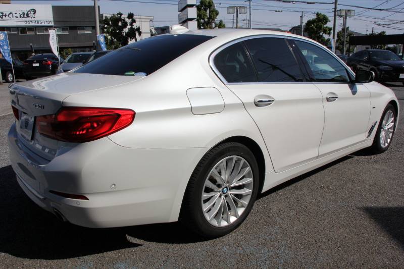 BMW 5シリーズ 530i ﾗｸﾞｼﾞｭｱﾘｰ ﾃﾞﾋﾞｭｰP 真珠色 ｷｬﾝﾍﾞﾗﾍﾞｰｼﾞｭ革 HUD ｿﾌﾄｸﾛｰｽﾞﾄﾞｱ ｼﾞｪｽﾁｬｰC 全ﾋｰﾀｰ 追従ACC ｽﾃｱﾘﾝｸﾞｻﾎﾟｰﾄ ﾀｯﾁ画面HDDﾅﾋﾞTV 360度ｶﾒﾗ LEDﾍｯﾄﾞﾗｲﾄ 電動ﾄﾗﾝｸ 2年保証