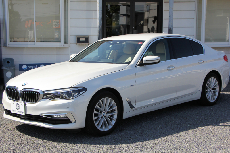 BMW 5シリーズ 530i ﾗｸﾞｼﾞｭｱﾘｰ ﾃﾞﾋﾞｭｰP 真珠色 ｷｬﾝﾍﾞﾗﾍﾞｰｼﾞｭ革 HUD ｿﾌﾄｸﾛｰｽﾞﾄﾞｱ ｼﾞｪｽﾁｬｰC 全ﾋｰﾀｰ 追従ACC ｽﾃｱﾘﾝｸﾞｻﾎﾟｰﾄ ﾀｯﾁ画面HDDﾅﾋﾞTV 360度ｶﾒﾗ LEDﾍｯﾄﾞﾗｲﾄ 電動ﾄﾗﾝｸ 2年保証