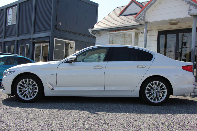 BMW 5シリーズ 530i ﾗｸﾞｼﾞｭｱﾘｰ ﾃﾞﾋﾞｭｰP 真珠色 ｷｬﾝﾍﾞﾗﾍﾞｰｼﾞｭ革 HUD ｿﾌﾄｸﾛｰｽﾞﾄﾞｱ ｼﾞｪｽﾁｬｰC 全ﾋｰﾀｰ 追従ACC ｽﾃｱﾘﾝｸﾞｻﾎﾟｰﾄ ﾀｯﾁ画面HDDﾅﾋﾞTV 360度ｶﾒﾗ LEDﾍｯﾄﾞﾗｲﾄ 電動ﾄﾗﾝｸ 2年保証