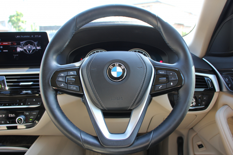 BMW 5シリーズ 530i ﾗｸﾞｼﾞｭｱﾘｰ ﾃﾞﾋﾞｭｰP 真珠色 ｷｬﾝﾍﾞﾗﾍﾞｰｼﾞｭ革 HUD ｿﾌﾄｸﾛｰｽﾞﾄﾞｱ ｼﾞｪｽﾁｬｰC 全ﾋｰﾀｰ 追従ACC ｽﾃｱﾘﾝｸﾞｻﾎﾟｰﾄ ﾀｯﾁ画面HDDﾅﾋﾞTV 360度ｶﾒﾗ LEDﾍｯﾄﾞﾗｲﾄ 電動ﾄﾗﾝｸ 2年保証