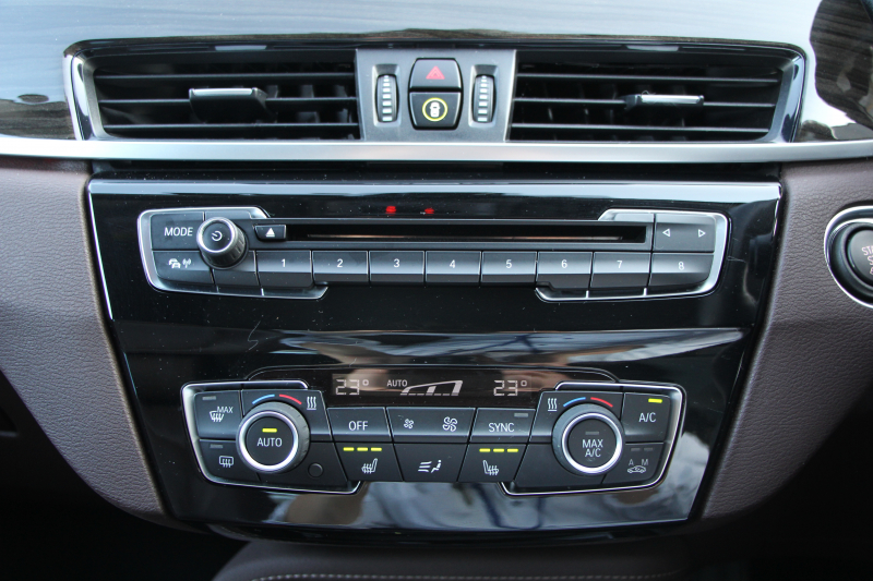 BMW X1 Xdrive18d Xﾗｲﾝ ﾊｲﾗｲﾝ 変更後ﾀｯﾁ画面ﾅﾋﾞﾋｰﾀｰ茶革 電動ｼｰﾄ&ﾒﾓﾘｰ 追従ACC HUD LEDﾍｯﾄﾞﾗｲﾄ ｺﾝﾌｫｰﾄP 電動ﾘｱｹﾞｰﾄ ｽﾏｰﾄｷｰ 衝突軽減ﾌﾞﾚｰｷ 車線逸脱警告 歩行者警告 Pｱｼｽﾄ 2年保証