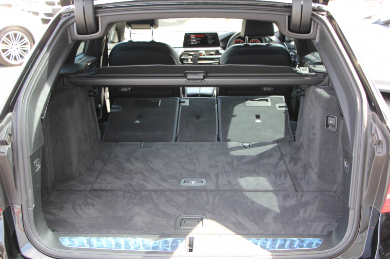 BMW 5シリーズ 530i ﾂｰﾘﾝｸﾞﾌﾞﾗｯｸｱｳﾄ 特別仕様車 1ｵｰﾅ 高出力 ﾅｲﾄﾌﾞﾙｰﾚｻﾞｰ 可変ｻｽ HUD ﾊｰﾏﾝｶｰﾄﾞﾝ 追従ACC ｽﾃｱﾘﾝｸﾞｻﾎﾟｰﾄ ﾀｯﾁ画面HDDﾅﾋﾞTV LEDﾍｯﾄﾞﾗｲﾄ ｵｰﾄﾊｲﾋﾞｰﾑ 電動ﾘｱｹﾞｰﾄ 360度ｶﾒﾗ 全席ﾋｰﾀｰ ﾌﾞﾗｯｸ19AW 2年保証