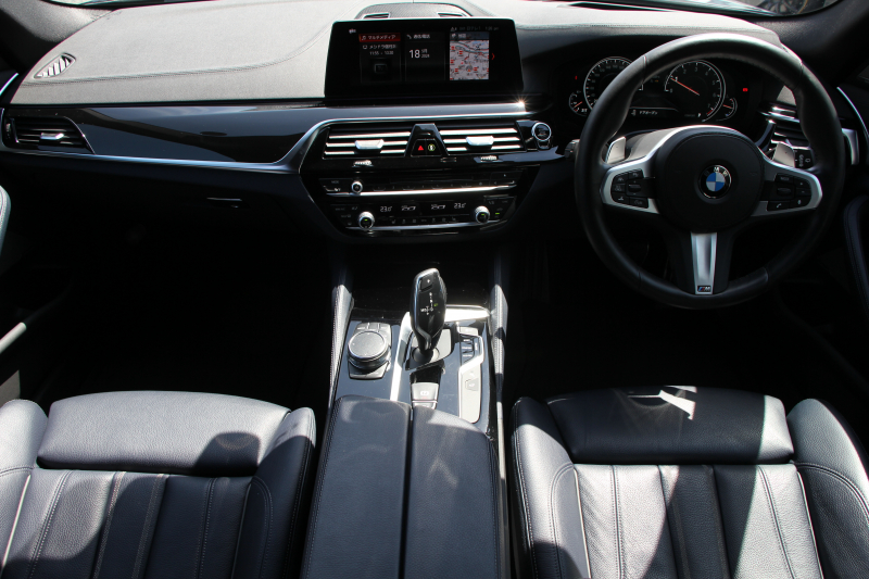 BMW 5シリーズ 530i ﾂｰﾘﾝｸﾞﾌﾞﾗｯｸｱｳﾄ 特別仕様車 1ｵｰﾅ 高出力 ﾅｲﾄﾌﾞﾙｰﾚｻﾞｰ 可変ｻｽ HUD ﾊｰﾏﾝｶｰﾄﾞﾝ 追従ACC ｽﾃｱﾘﾝｸﾞｻﾎﾟｰﾄ ﾀｯﾁ画面HDDﾅﾋﾞTV LEDﾍｯﾄﾞﾗｲﾄ ｵｰﾄﾊｲﾋﾞｰﾑ 電動ﾘｱｹﾞｰﾄ 360度ｶﾒﾗ 全席ﾋｰﾀｰ ﾌﾞﾗｯｸ19AW 2年保証