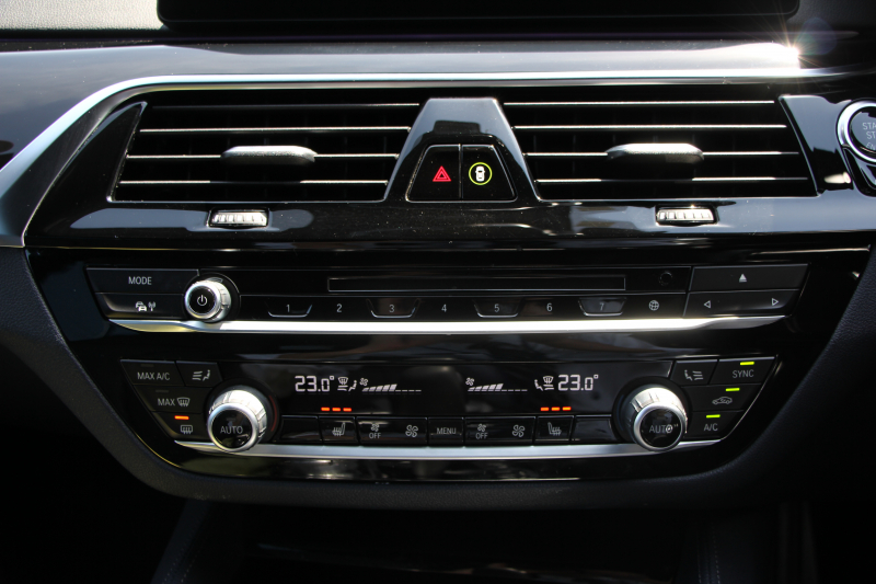 BMW 5シリーズ 530i ﾂｰﾘﾝｸﾞﾌﾞﾗｯｸｱｳﾄ 特別仕様車 1ｵｰﾅ 高出力 ﾅｲﾄﾌﾞﾙｰﾚｻﾞｰ 可変ｻｽ HUD ﾊｰﾏﾝｶｰﾄﾞﾝ 追従ACC ｽﾃｱﾘﾝｸﾞｻﾎﾟｰﾄ ﾀｯﾁ画面HDDﾅﾋﾞTV LEDﾍｯﾄﾞﾗｲﾄ ｵｰﾄﾊｲﾋﾞｰﾑ 電動ﾘｱｹﾞｰﾄ 360度ｶﾒﾗ 全席ﾋｰﾀｰ ﾌﾞﾗｯｸ19AW 2年保証