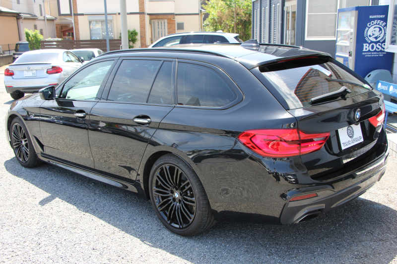 BMW 5シリーズ 530i ﾂｰﾘﾝｸﾞﾌﾞﾗｯｸｱｳﾄ 特別仕様車 1ｵｰﾅ 高出力 ﾅｲﾄﾌﾞﾙｰﾚｻﾞｰ 可変ｻｽ HUD ﾊｰﾏﾝｶｰﾄﾞﾝ 追従ACC ｽﾃｱﾘﾝｸﾞｻﾎﾟｰﾄ ﾀｯﾁ画面HDDﾅﾋﾞTV LEDﾍｯﾄﾞﾗｲﾄ ｵｰﾄﾊｲﾋﾞｰﾑ 電動ﾘｱｹﾞｰﾄ 360度ｶﾒﾗ 全席ﾋｰﾀｰ ﾌﾞﾗｯｸ19AW 2年保証