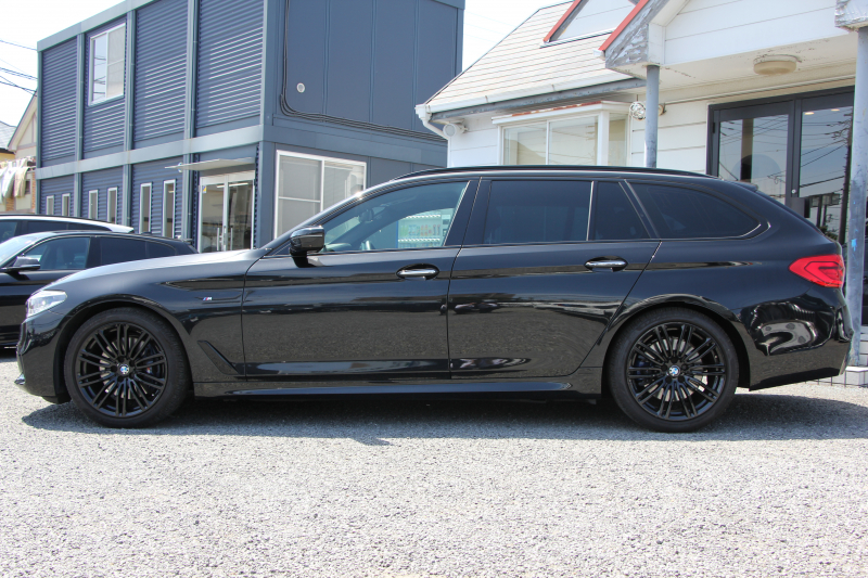 BMW 5シリーズ 530i ﾂｰﾘﾝｸﾞﾌﾞﾗｯｸｱｳﾄ 特別仕様車 1ｵｰﾅ 高出力 ﾅｲﾄﾌﾞﾙｰﾚｻﾞｰ 可変ｻｽ HUD ﾊｰﾏﾝｶｰﾄﾞﾝ 追従ACC ｽﾃｱﾘﾝｸﾞｻﾎﾟｰﾄ ﾀｯﾁ画面HDDﾅﾋﾞTV LEDﾍｯﾄﾞﾗｲﾄ ｵｰﾄﾊｲﾋﾞｰﾑ 電動ﾘｱｹﾞｰﾄ 360度ｶﾒﾗ 全席ﾋｰﾀｰ ﾌﾞﾗｯｸ19AW 2年保証