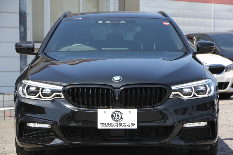 BMW 5シリーズ 530i ﾂｰﾘﾝｸﾞﾌﾞﾗｯｸｱｳﾄ 特別仕様車 1ｵｰﾅ 高出力 ﾅｲﾄﾌﾞﾙｰﾚｻﾞｰ 可変ｻｽ HUD ﾊｰﾏﾝｶｰﾄﾞﾝ 追従ACC ｽﾃｱﾘﾝｸﾞｻﾎﾟｰﾄ ﾀｯﾁ画面HDDﾅﾋﾞTV LEDﾍｯﾄﾞﾗｲﾄ ｵｰﾄﾊｲﾋﾞｰﾑ 電動ﾘｱｹﾞｰﾄ 360度ｶﾒﾗ 全席ﾋｰﾀｰ ﾌﾞﾗｯｸ19AW 2年保証