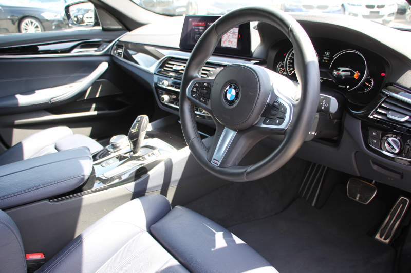 BMW 5シリーズ 530i ﾂｰﾘﾝｸﾞﾌﾞﾗｯｸｱｳﾄ 特別仕様車 1ｵｰﾅ 高出力 ﾅｲﾄﾌﾞﾙｰﾚｻﾞｰ 可変ｻｽ HUD ﾊｰﾏﾝｶｰﾄﾞﾝ 追従ACC ｽﾃｱﾘﾝｸﾞｻﾎﾟｰﾄ ﾀｯﾁ画面HDDﾅﾋﾞTV LEDﾍｯﾄﾞﾗｲﾄ ｵｰﾄﾊｲﾋﾞｰﾑ 電動ﾘｱｹﾞｰﾄ 360度ｶﾒﾗ 全席ﾋｰﾀｰ ﾌﾞﾗｯｸ19AW 2年保証