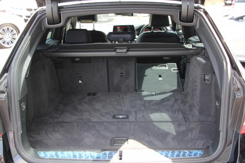 BMW 5シリーズ 530i ﾂｰﾘﾝｸﾞﾌﾞﾗｯｸｱｳﾄ 特別仕様車 1ｵｰﾅ 高出力 ﾅｲﾄﾌﾞﾙｰﾚｻﾞｰ 可変ｻｽ HUD ﾊｰﾏﾝｶｰﾄﾞﾝ 追従ACC ｽﾃｱﾘﾝｸﾞｻﾎﾟｰﾄ ﾀｯﾁ画面HDDﾅﾋﾞTV LEDﾍｯﾄﾞﾗｲﾄ ｵｰﾄﾊｲﾋﾞｰﾑ 電動ﾘｱｹﾞｰﾄ 360度ｶﾒﾗ 全席ﾋｰﾀｰ ﾌﾞﾗｯｸ19AW 2年保証