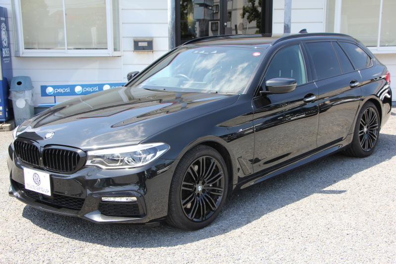 BMW 5シリーズ 530i ﾂｰﾘﾝｸﾞﾌﾞﾗｯｸｱｳﾄ 特別仕様車 1ｵｰﾅ 高出力 ﾅｲﾄﾌﾞﾙｰﾚｻﾞｰ 可変ｻｽ HUD ﾊｰﾏﾝｶｰﾄﾞﾝ 追従ACC ｽﾃｱﾘﾝｸﾞｻﾎﾟｰﾄ ﾀｯﾁ画面HDDﾅﾋﾞTV LEDﾍｯﾄﾞﾗｲﾄ ｵｰﾄﾊｲﾋﾞｰﾑ 電動ﾘｱｹﾞｰﾄ 360度ｶﾒﾗ 全席ﾋｰﾀｰ ﾌﾞﾗｯｸ19AW 2年保証