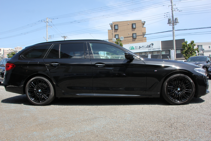 BMW 5シリーズ 530i ﾂｰﾘﾝｸﾞﾌﾞﾗｯｸｱｳﾄ 特別仕様車 1ｵｰﾅ 高出力 ﾅｲﾄﾌﾞﾙｰﾚｻﾞｰ 可変ｻｽ HUD ﾊｰﾏﾝｶｰﾄﾞﾝ 追従ACC ｽﾃｱﾘﾝｸﾞｻﾎﾟｰﾄ ﾀｯﾁ画面HDDﾅﾋﾞTV LEDﾍｯﾄﾞﾗｲﾄ ｵｰﾄﾊｲﾋﾞｰﾑ 電動ﾘｱｹﾞｰﾄ 360度ｶﾒﾗ 全席ﾋｰﾀｰ ﾌﾞﾗｯｸ19AW 2年保証