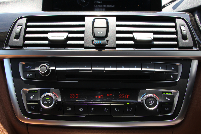 BMW 3シリーズ 320i ｸﾞﾗﾝﾂｰﾘｽﾓ ﾗｸﾞｼﾞｭｱﾘｰ 1ｵｰﾅ 追従ACC ﾋｰﾀｰ茶革 衝突軽減ﾌﾞﾚｰｷ 車線逸脱警告 歩行者警告 ﾀｯﾁﾊﾟｯﾄﾞ対応iﾄﾞﾗｲﾌﾞHDDﾅﾋﾞBｶﾒﾗ 電動ﾄﾗﾝｸ ｽﾏｰﾄｷｰ Bluetooth接続 ｸﾛｰﾑﾗｲﾝｴｸｽﾃﾘｱ 2年保証