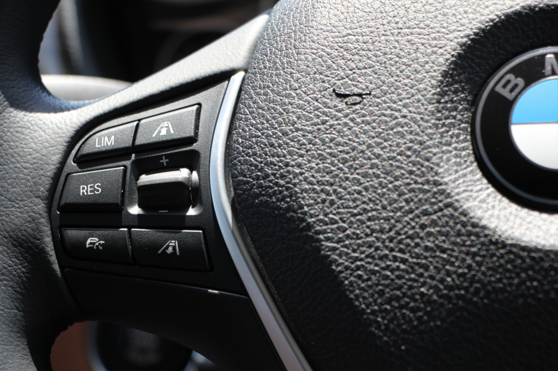 BMW 3シリーズ 320i ｸﾞﾗﾝﾂｰﾘｽﾓ ﾗｸﾞｼﾞｭｱﾘｰ 1ｵｰﾅ 追従ACC ﾋｰﾀｰ茶革 衝突軽減ﾌﾞﾚｰｷ 車線逸脱警告 歩行者警告 ﾀｯﾁﾊﾟｯﾄﾞ対応iﾄﾞﾗｲﾌﾞHDDﾅﾋﾞBｶﾒﾗ 電動ﾄﾗﾝｸ ｽﾏｰﾄｷｰ Bluetooth接続 ｸﾛｰﾑﾗｲﾝｴｸｽﾃﾘｱ 2年保証