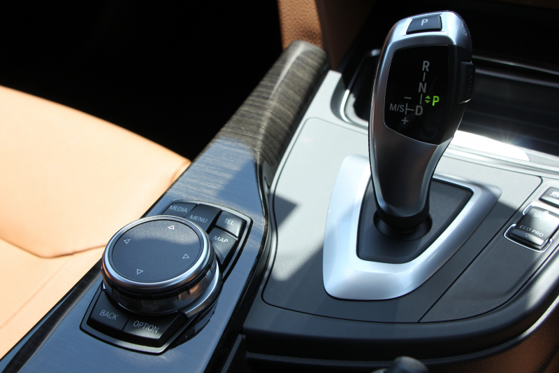 BMW 3シリーズ 320i ｸﾞﾗﾝﾂｰﾘｽﾓ ﾗｸﾞｼﾞｭｱﾘｰ 1ｵｰﾅ 追従ACC ﾋｰﾀｰ茶革 衝突軽減ﾌﾞﾚｰｷ 車線逸脱警告 歩行者警告 ﾀｯﾁﾊﾟｯﾄﾞ対応iﾄﾞﾗｲﾌﾞHDDﾅﾋﾞBｶﾒﾗ 電動ﾄﾗﾝｸ ｽﾏｰﾄｷｰ Bluetooth接続 ｸﾛｰﾑﾗｲﾝｴｸｽﾃﾘｱ 2年保証