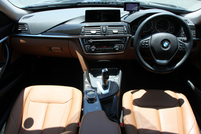 BMW 3シリーズ 320i ｸﾞﾗﾝﾂｰﾘｽﾓ ﾗｸﾞｼﾞｭｱﾘｰ 1ｵｰﾅ 追従ACC ﾋｰﾀｰ茶革 衝突軽減ﾌﾞﾚｰｷ 車線逸脱警告 歩行者警告 ﾀｯﾁﾊﾟｯﾄﾞ対応iﾄﾞﾗｲﾌﾞHDDﾅﾋﾞBｶﾒﾗ 電動ﾄﾗﾝｸ ｽﾏｰﾄｷｰ Bluetooth接続 ｸﾛｰﾑﾗｲﾝｴｸｽﾃﾘｱ 2年保証