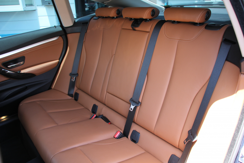 BMW 3シリーズ 320i ｸﾞﾗﾝﾂｰﾘｽﾓ ﾗｸﾞｼﾞｭｱﾘｰ 1ｵｰﾅ 追従ACC ﾋｰﾀｰ茶革 衝突軽減ﾌﾞﾚｰｷ 車線逸脱警告 歩行者警告 ﾀｯﾁﾊﾟｯﾄﾞ対応iﾄﾞﾗｲﾌﾞHDDﾅﾋﾞBｶﾒﾗ 電動ﾄﾗﾝｸ ｽﾏｰﾄｷｰ Bluetooth接続 ｸﾛｰﾑﾗｲﾝｴｸｽﾃﾘｱ 2年保証