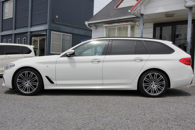 BMW 5シリーズ 530i ﾂｰﾘﾝｸﾞMｽﾎﾟｰﾂ 高出力 252馬力 ﾊﾟﾉﾗﾏｻﾝﾙｰﾌ 全ﾋｰﾀｰ黒革 HUD ﾜｲﾔﾚｽ充電 ｼﾞｪｽﾁｬｰC 追従ACC ｽﾃｱﾘﾝｸﾞｻﾎﾟｰﾄ ﾀｯﾁ画面HDDﾅﾋﾞTV 360度ｶﾒﾗ 電動ﾄﾗﾝｸ LEDﾍｯﾄﾞﾗｲﾄ 2年保証