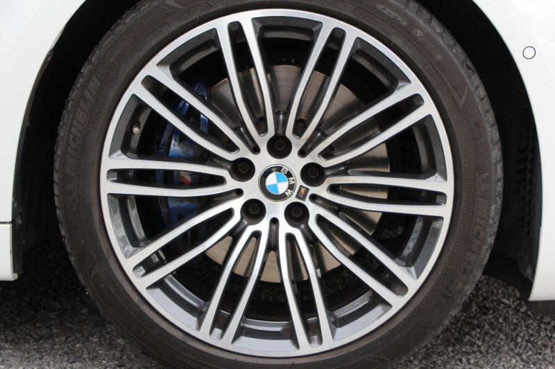 BMW 5シリーズ 530i ﾂｰﾘﾝｸﾞMｽﾎﾟｰﾂ 高出力 252馬力 ﾊﾟﾉﾗﾏｻﾝﾙｰﾌ 全ﾋｰﾀｰ黒革 HUD ﾜｲﾔﾚｽ充電 ｼﾞｪｽﾁｬｰC 追従ACC ｽﾃｱﾘﾝｸﾞｻﾎﾟｰﾄ ﾀｯﾁ画面HDDﾅﾋﾞTV 360度ｶﾒﾗ 電動ﾄﾗﾝｸ LEDﾍｯﾄﾞﾗｲﾄ 2年保証