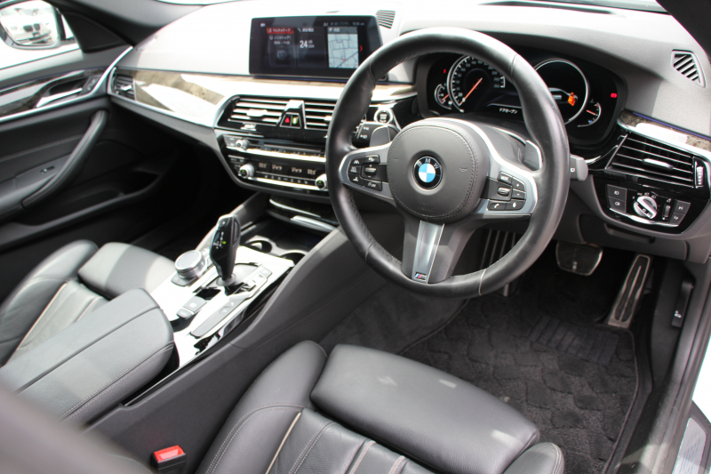 BMW 5シリーズ 530i ﾂｰﾘﾝｸﾞMｽﾎﾟｰﾂ 高出力 252馬力 ﾊﾟﾉﾗﾏｻﾝﾙｰﾌ 全ﾋｰﾀｰ黒革 HUD ﾜｲﾔﾚｽ充電 ｼﾞｪｽﾁｬｰC 追従ACC ｽﾃｱﾘﾝｸﾞｻﾎﾟｰﾄ ﾀｯﾁ画面HDDﾅﾋﾞTV 360度ｶﾒﾗ 電動ﾄﾗﾝｸ LEDﾍｯﾄﾞﾗｲﾄ 2年保証