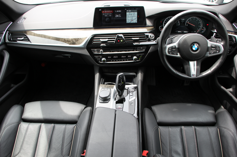 BMW 5シリーズ 530i ﾂｰﾘﾝｸﾞMｽﾎﾟｰﾂ 高出力 252馬力 ﾊﾟﾉﾗﾏｻﾝﾙｰﾌ 全ﾋｰﾀｰ黒革 HUD ﾜｲﾔﾚｽ充電 ｼﾞｪｽﾁｬｰC 追従ACC ｽﾃｱﾘﾝｸﾞｻﾎﾟｰﾄ ﾀｯﾁ画面HDDﾅﾋﾞTV 360度ｶﾒﾗ 電動ﾄﾗﾝｸ LEDﾍｯﾄﾞﾗｲﾄ 2年保証