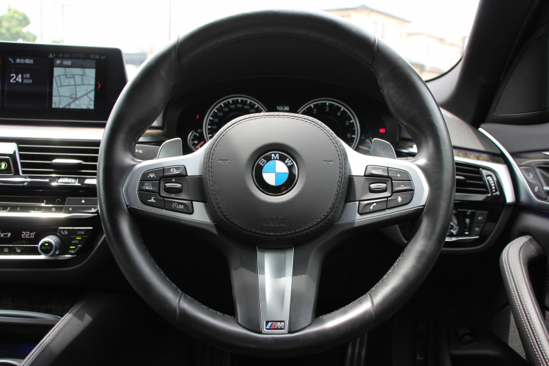 BMW 5シリーズ 530i ﾂｰﾘﾝｸﾞMｽﾎﾟｰﾂ 高出力 252馬力 ﾊﾟﾉﾗﾏｻﾝﾙｰﾌ 全ﾋｰﾀｰ黒革 HUD ﾜｲﾔﾚｽ充電 ｼﾞｪｽﾁｬｰC 追従ACC ｽﾃｱﾘﾝｸﾞｻﾎﾟｰﾄ ﾀｯﾁ画面HDDﾅﾋﾞTV 360度ｶﾒﾗ 電動ﾄﾗﾝｸ LEDﾍｯﾄﾞﾗｲﾄ 2年保証