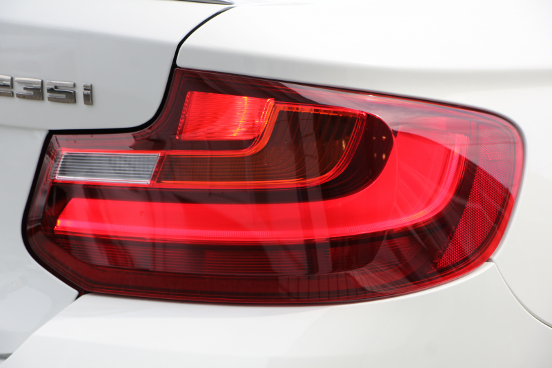 BMW 2シリーズ M235i ｸｰﾍﾟ直6ﾀｰﾎﾞ326馬力 ﾋｰﾀｰ赤革 ｱﾀﾞﾌﾟﾃｨﾌﾞMｻｽ Mﾊﾟﾌｫｰﾏﾝｽ前後ｴｱﾛ ﾌﾙｾｸﾞTV Bｶﾒﾗ&ﾘｱPDC 衝突軽減ﾌﾞﾚｰｷ 車線逸脱警告 歩行者警告 ﾌﾞﾚｰｷ付ｸﾙｺﾝ ﾊﾟﾄﾞﾙｼﾌﾄ 8速AT ﾀｯﾁﾊﾟｯﾄﾞ対応HDDﾅﾋﾞ2年保証