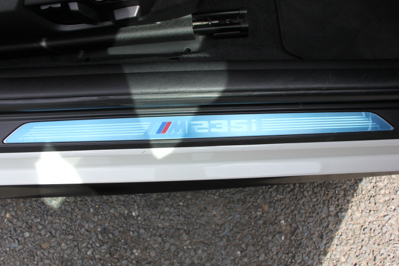 BMW 2シリーズ M235i ｸｰﾍﾟ直6ﾀｰﾎﾞ326馬力 ﾋｰﾀｰ赤革 ｱﾀﾞﾌﾟﾃｨﾌﾞMｻｽ Mﾊﾟﾌｫｰﾏﾝｽ前後ｴｱﾛ ﾌﾙｾｸﾞTV Bｶﾒﾗ&ﾘｱPDC 衝突軽減ﾌﾞﾚｰｷ 車線逸脱警告 歩行者警告 ﾌﾞﾚｰｷ付ｸﾙｺﾝ ﾊﾟﾄﾞﾙｼﾌﾄ 8速AT ﾀｯﾁﾊﾟｯﾄﾞ対応HDDﾅﾋﾞ2年保証