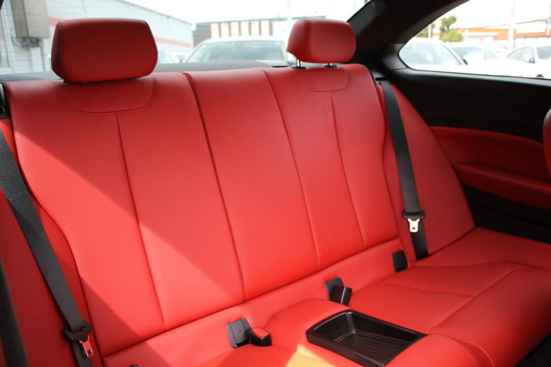 BMW 2シリーズ M235i ｸｰﾍﾟ直6ﾀｰﾎﾞ326馬力 ﾋｰﾀｰ赤革 ｱﾀﾞﾌﾟﾃｨﾌﾞMｻｽ Mﾊﾟﾌｫｰﾏﾝｽ前後ｴｱﾛ ﾌﾙｾｸﾞTV Bｶﾒﾗ&ﾘｱPDC 衝突軽減ﾌﾞﾚｰｷ 車線逸脱警告 歩行者警告 ﾌﾞﾚｰｷ付ｸﾙｺﾝ ﾊﾟﾄﾞﾙｼﾌﾄ 8速AT ﾀｯﾁﾊﾟｯﾄﾞ対応HDDﾅﾋﾞ2年保証