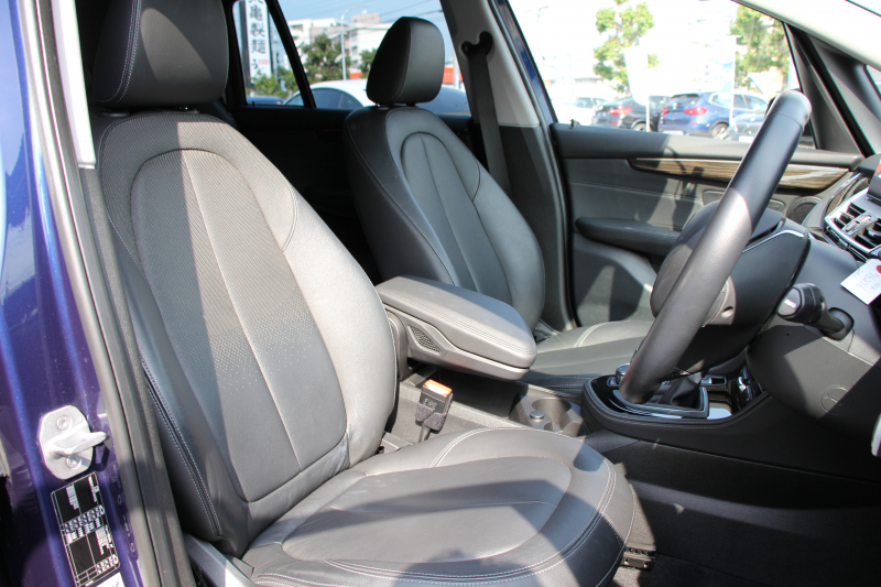 BMW 2シリーズ 218d ｸﾞﾗﾝﾂｱﾗｰ ﾗｸﾞｼﾞｭｱﾘｰ 3列7人乗 追従ACC HUD 変更後ﾀｯﾁ画面ﾅﾋﾞﾋｰﾀｰ黒革 LEDﾍｯﾄﾞﾗｲﾄ ｺﾝﾌｫｰﾄP 電動ﾘｱｹﾞｰﾄ ｽﾏｰﾄｷｰ 衝突軽減ﾌﾞﾚｰｷ 車線逸脱警告 歩行者警告 Pｱｼｽﾄ 2年保証