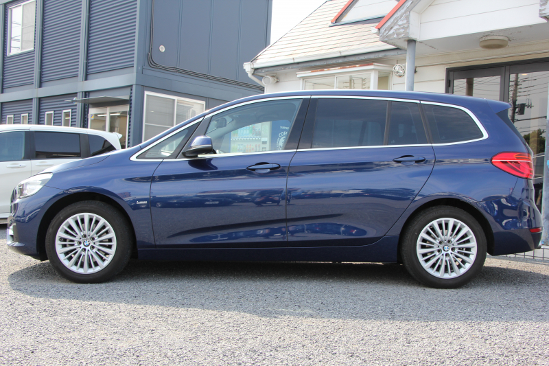 BMW 2シリーズ 218d ｸﾞﾗﾝﾂｱﾗｰ ﾗｸﾞｼﾞｭｱﾘｰ 3列7人乗 追従ACC HUD 変更後ﾀｯﾁ画面ﾅﾋﾞﾋｰﾀｰ黒革 LEDﾍｯﾄﾞﾗｲﾄ ｺﾝﾌｫｰﾄP 電動ﾘｱｹﾞｰﾄ ｽﾏｰﾄｷｰ 衝突軽減ﾌﾞﾚｰｷ 車線逸脱警告 歩行者警告 Pｱｼｽﾄ 2年保証