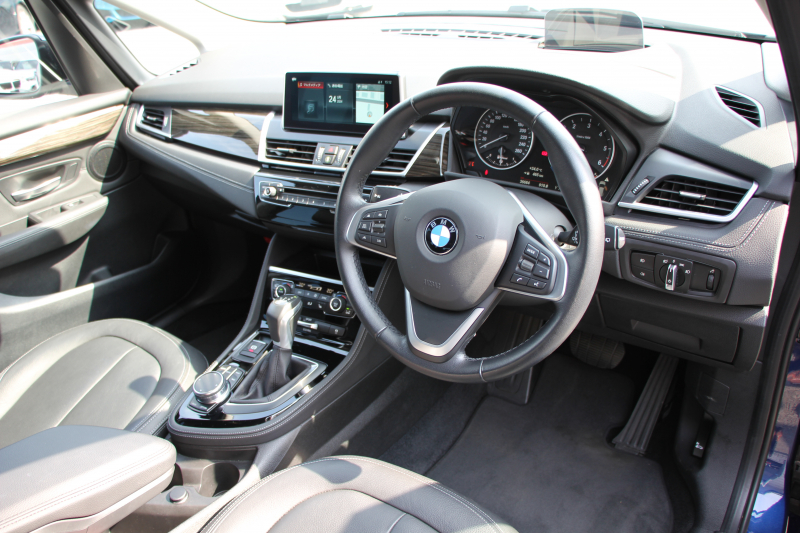BMW 2シリーズ 218d ｸﾞﾗﾝﾂｱﾗｰ ﾗｸﾞｼﾞｭｱﾘｰ 3列7人乗 追従ACC HUD 変更後ﾀｯﾁ画面ﾅﾋﾞﾋｰﾀｰ黒革 LEDﾍｯﾄﾞﾗｲﾄ ｺﾝﾌｫｰﾄP 電動ﾘｱｹﾞｰﾄ ｽﾏｰﾄｷｰ 衝突軽減ﾌﾞﾚｰｷ 車線逸脱警告 歩行者警告 Pｱｼｽﾄ 2年保証