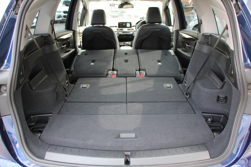 BMW 2シリーズ 218d ｸﾞﾗﾝﾂｱﾗｰ ﾗｸﾞｼﾞｭｱﾘｰ 3列7人乗 追従ACC HUD 変更後ﾀｯﾁ画面ﾅﾋﾞﾋｰﾀｰ黒革 LEDﾍｯﾄﾞﾗｲﾄ ｺﾝﾌｫｰﾄP 電動ﾘｱｹﾞｰﾄ ｽﾏｰﾄｷｰ 衝突軽減ﾌﾞﾚｰｷ 車線逸脱警告 歩行者警告 Pｱｼｽﾄ 2年保証